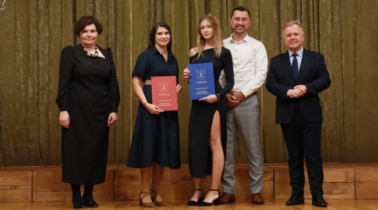 Zdjęcie 14 - Stypendyści burmistrza Kraśnika - uczniowie SP nr 6 i Szkoły Społecznej