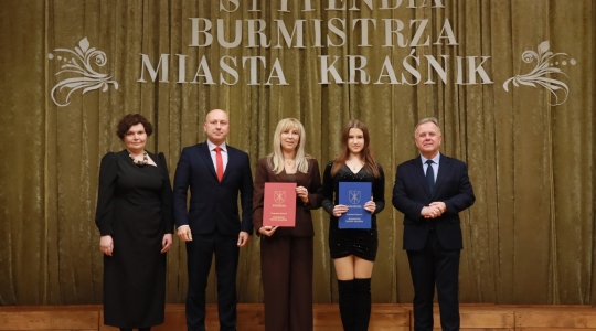 Zdjęcie 19 - Stypendyści burmistrza Kraśnika - uczniowie SP nr 6 i Szkoły Społecznej