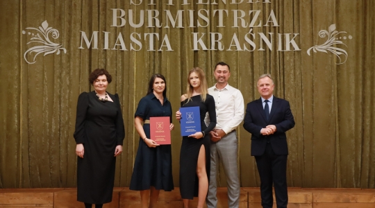 Zdjęcie 21 - Stypendyści burmistrza Kraśnika - uczniowie SP nr 6 i Szkoły Społecznej