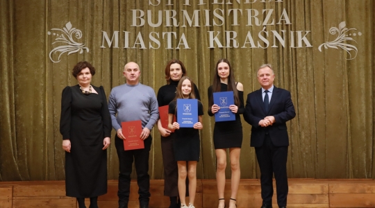 Zdjęcie 23 - Stypendyści burmistrza Kraśnika - uczniowie SP nr 6 i Szkoły Społecznej