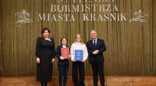 Zdjęcie 24 - Stypendyści burmistrza Kraśnika - uczniowie SP nr 6 i Szkoły Społecznej