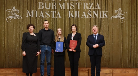 Zdjęcie 27 - Stypendyści burmistrza Kraśnika - uczniowie SP nr 6 i Szkoły Społecznej
