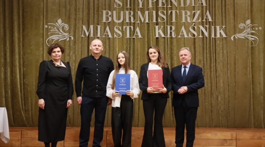 Zdjęcie 28 - Stypendyści burmistrza Kraśnika - uczniowie SP nr 6 i Szkoły Społecznej