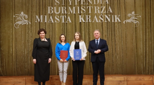 Zdjęcie 30 - Stypendyści burmistrza Kraśnika - uczniowie SP nr 6 i Szkoły Społecznej
