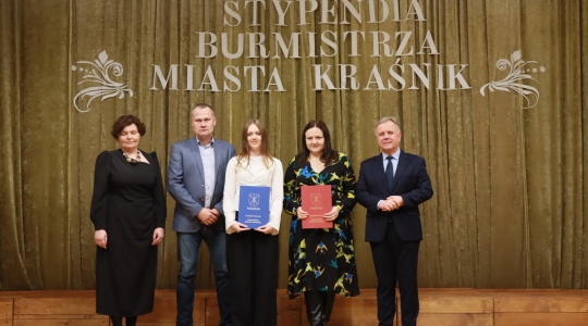 Zdjęcie 34 - Stypendyści burmistrza Kraśnika - uczniowie SP nr 6 i Szkoły Społecznej