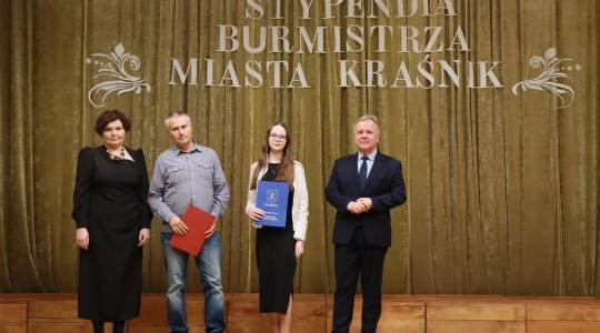 Zdjęcie 35 - Stypendyści burmistrza Kraśnika - uczniowie SP nr 6 i Szkoły Społecznej