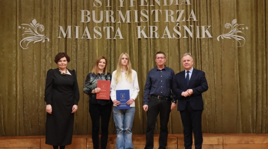 Zdjęcie 36 - Stypendyści burmistrza Kraśnika - uczniowie SP nr 6 i Szkoły Społecznej
