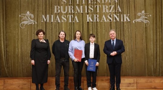 Zdjęcie 37 - Stypendyści burmistrza Kraśnika - uczniowie SP nr 6 i Szkoły Społecznej