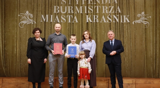 Zdjęcie 41 - Stypendyści burmistrza Kraśnika - uczniowie SP nr 6 i Szkoły Społecznej