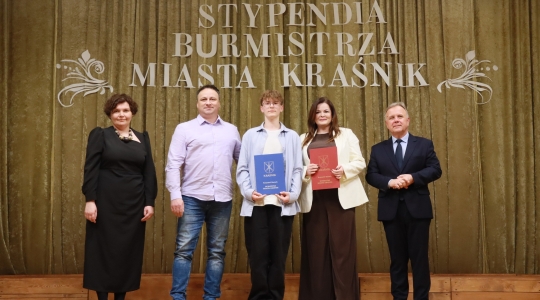 Zdjęcie 45 - Stypendyści burmistrza Kraśnika - uczniowie SP nr 6 i Szkoły Społecznej