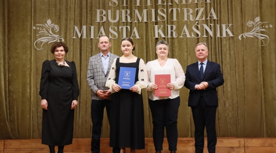 Zdjęcie 52 - Stypendyści burmistrza Kraśnika - uczniowie SP nr 6 i Szkoły Społecznej