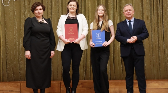 Zdjęcie 53 - Stypendyści burmistrza Kraśnika - uczniowie SP nr 6 i Szkoły Społecznej