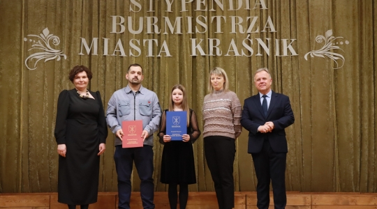 Zdjęcie 56 - Stypendyści burmistrza Kraśnika - uczniowie SP nr 6 i Szkoły Społecznej