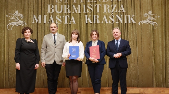 Zdjęcie 57 - Stypendyści burmistrza Kraśnika - uczniowie SP nr 6 i Szkoły Społecznej
