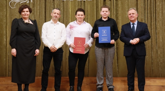Zdjęcie 60 - Stypendyści burmistrza Kraśnika - uczniowie SP nr 6 i Szkoły Społecznej