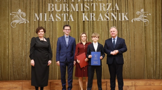 Zdjęcie 63 - Stypendyści burmistrza Kraśnika - uczniowie SP nr 6 i Szkoły Społecznej