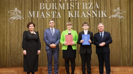 Zdjęcie 64 - Stypendyści burmistrza Kraśnika - uczniowie SP nr 6 i Szkoły Społecznej