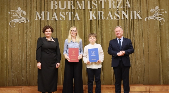 Zdjęcie 65 - Stypendyści burmistrza Kraśnika - uczniowie SP nr 6 i Szkoły Społecznej