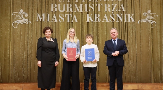 Zdjęcie 69 - Stypendyści burmistrza Kraśnika - uczniowie SP nr 6 i Szkoły Społecznej