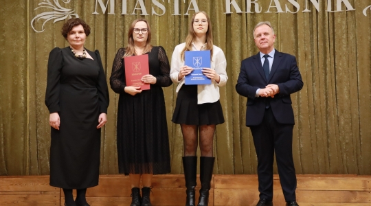Zdjęcie 71 - Stypendyści burmistrza Kraśnika - uczniowie SP nr 6 i Szkoły Społecznej