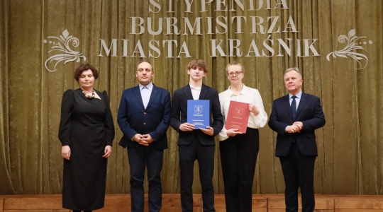 Zdjęcie 72 - Stypendyści burmistrza Kraśnika - uczniowie SP nr 6 i Szkoły Społecznej