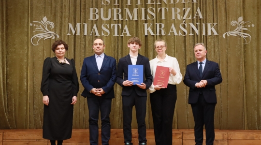 Zdjęcie 73 - Stypendyści burmistrza Kraśnika - uczniowie SP nr 6 i Szkoły Społecznej