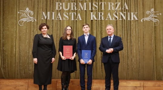 Zdjęcie 74 - Stypendyści burmistrza Kraśnika - uczniowie SP nr 6 i Szkoły Społecznej
