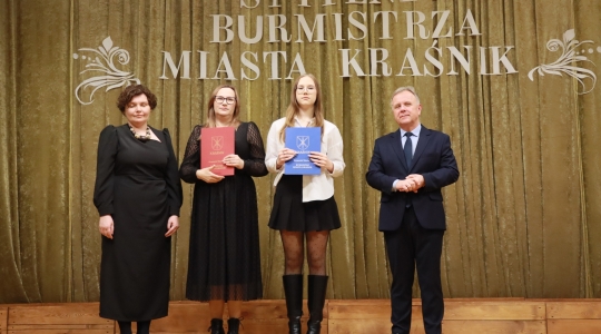 Zdjęcie 75 - Stypendyści burmistrza Kraśnika - uczniowie SP nr 6 i Szkoły Społecznej