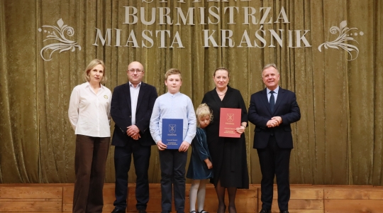 Zdjęcie 77 - Stypendyści burmistrza Kraśnika - uczniowie SP nr 6 i Szkoły Społecznej