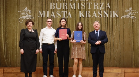 Zdjęcie 78 - Stypendyści burmistrza Kraśnika - uczniowie SP nr 6 i Szkoły Społecznej