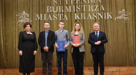 Zdjęcie 79 - Stypendyści burmistrza Kraśnika - uczniowie SP nr 6 i Szkoły Społecznej