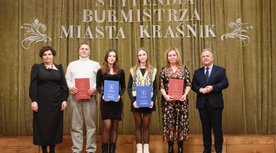 Zdjęcie 80 - Stypendyści burmistrza Kraśnika - uczniowie SP nr 6 i Szkoły Społecznej