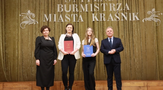 Zdjęcie 81 - Stypendyści burmistrza Kraśnika - uczniowie SP nr 6 i Szkoły Społecznej