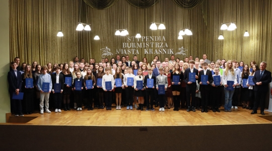 Zdjęcie 82 - Stypendyści burmistrza Kraśnika - uczniowie SP nr 6 i Szkoły Społecznej