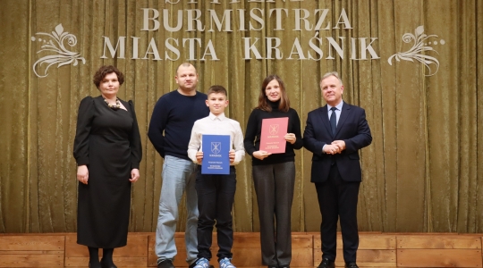 Zdjęcie 83 - Stypendyści burmistrza Kraśnika - uczniowie SP nr 6 i Szkoły Społecznej