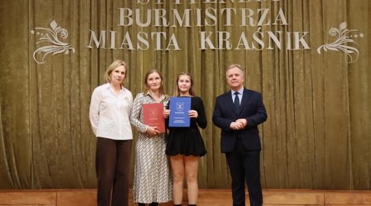 Zdjęcie 84 - Stypendyści burmistrza Kraśnika - uczniowie SP nr 6 i Szkoły Społecznej