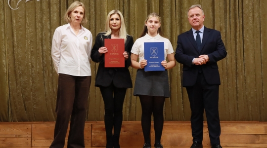 Zdjęcie 94 - Stypendyści burmistrza Kraśnika - uczniowie SP nr 6 i Szkoły Społecznej