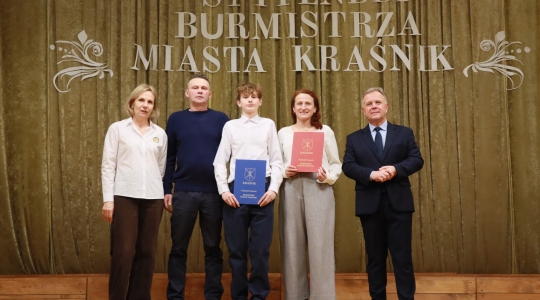 Zdjęcie 97 - Stypendyści burmistrza Kraśnika - uczniowie SP nr 6 i Szkoły Społecznej