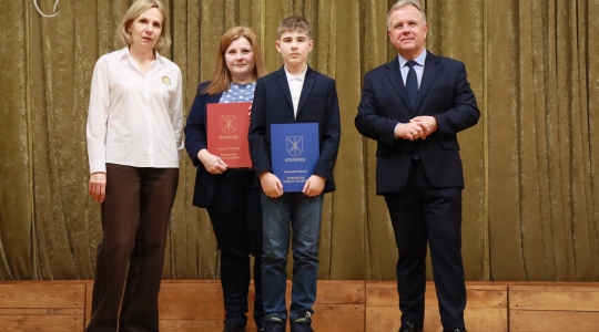 Zdjęcie 98 - Stypendyści burmistrza Kraśnika - uczniowie SP nr 6 i Szkoły Społecznej