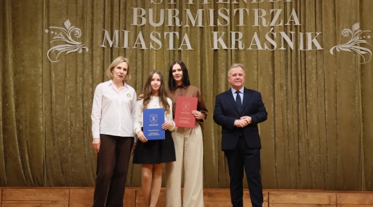 Zdjęcie 100 - Stypendyści burmistrza Kraśnika - uczniowie SP nr 6 i Szkoły Społecznej