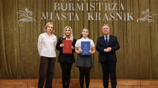 Zdjęcie 103 - Stypendyści burmistrza Kraśnika - uczniowie SP nr 6 i Szkoły Społecznej