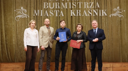 Zdjęcie 104 - Stypendyści burmistrza Kraśnika - uczniowie SP nr 6 i Szkoły Społecznej