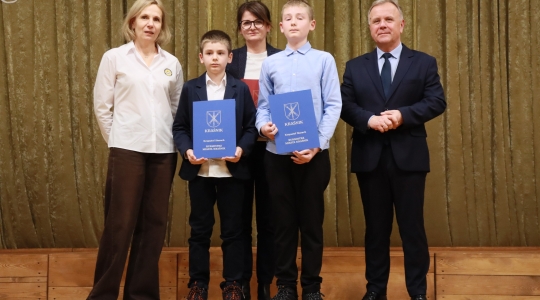Zdjęcie 105 - Stypendyści burmistrza Kraśnika - uczniowie SP nr 6 i Szkoły Społecznej