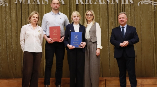 Zdjęcie 107 - Stypendyści burmistrza Kraśnika - uczniowie SP nr 6 i Szkoły Społecznej