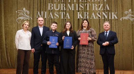 Zdjęcie 111 - Stypendyści burmistrza Kraśnika - uczniowie SP nr 6 i Szkoły Społecznej