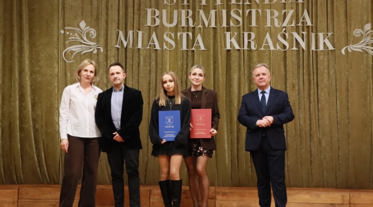 Zdjęcie 112 - Stypendyści burmistrza Kraśnika - uczniowie SP nr 6 i Szkoły Społecznej