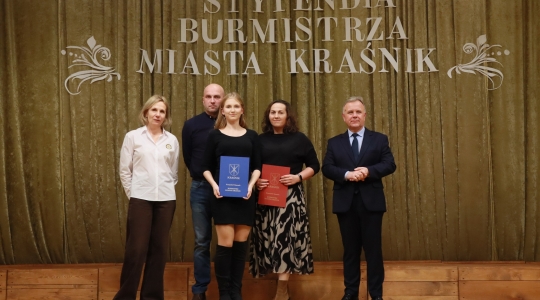 Zdjęcie 115 - Stypendyści burmistrza Kraśnika - uczniowie SP nr 6 i Szkoły Społecznej