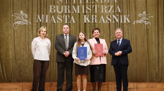 Zdjęcie 116 - Stypendyści burmistrza Kraśnika - uczniowie SP nr 6 i Szkoły Społecznej
