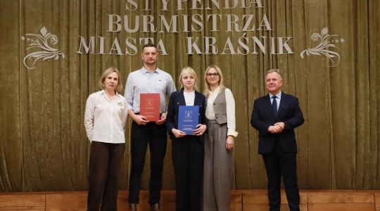 Zdjęcie 117 - Stypendyści burmistrza Kraśnika - uczniowie SP nr 6 i Szkoły Społecznej