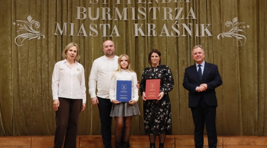 Zdjęcie 118 - Stypendyści burmistrza Kraśnika - uczniowie SP nr 6 i Szkoły Społecznej
